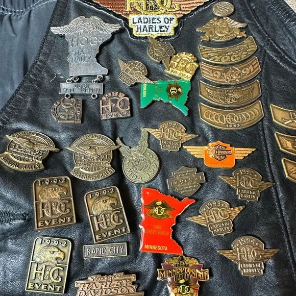 Vintage Ladies Harley Davidson Motorcycle HOG Owners Club Leather Vest 50+ Pins - Picture 11 of 14